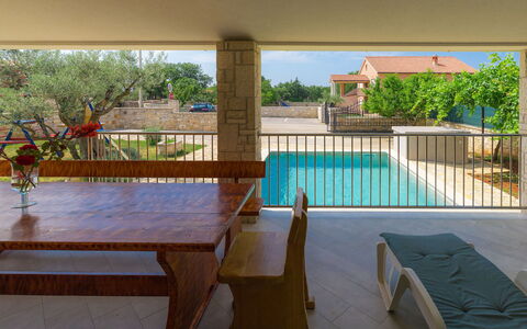 Goldi: Propriété, Maison, Immobilier, Pièce, Bâtiment, Meubles, Piscine, Design Intérieur, Domicile, Arbre