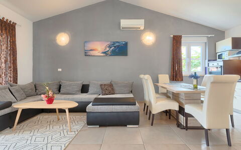 Goldi: Pièce, Salon, Design Intérieur, Propriété, Meubles, Bâtiment, Plafond, Sol, Mur, Table