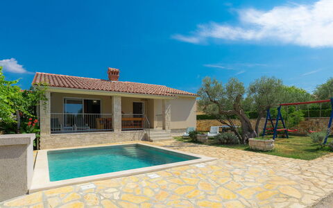 Goldi: Propriété, Maison, Domicile, Immobilier, Bâtiment, Zone Résidentielle, Piscine, Biens, Villa, Architecture