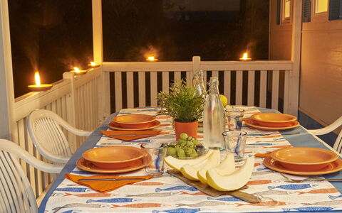 Baia Domizia 602: Table, Vaisselle, Meubles, Aliments, Vaisselle, Nappe De Table, Assiette, Chaise, Bâtiment, Orange