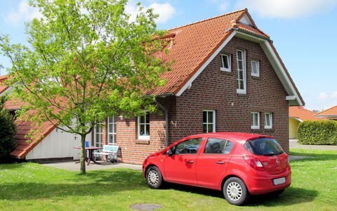 Katamaran i: Voiture, Véhicule, Propriété, City Car, Maison, Berline, Herbe, Zone Résidentielle, Immobilier, Arbre