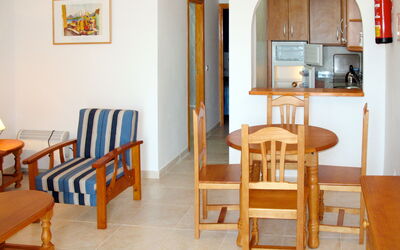 Villa con Jardin 1 Dormitorio 614.4: Table, Meubles, Chaise, Bois, Design Intérieur, Cabinetry, Salon, Sol, Sol, Dur