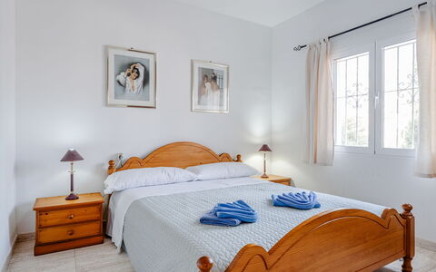 Estrella: Meubles, Lit, Chambre, Design Intérieur, Sol, Plafond, Sol, Drap De Lit, Literie, Cadre De Lit