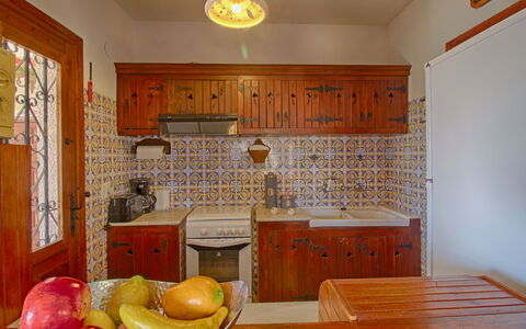 Estrella: Propriété, Meubles, Table, Cabinetry, Bois, Éclairage, Design Intérieur, Fenêtre, Jaune, Tiroir