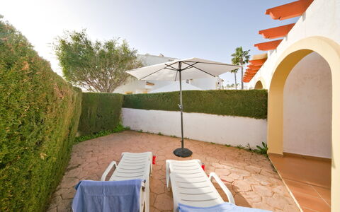 Calpe Calp 1075: Ciel, Propriété, Plante, Chaise, Bâtiment, Ombre, Architecture, Mobilier De Jardin, Arbre, Herbe