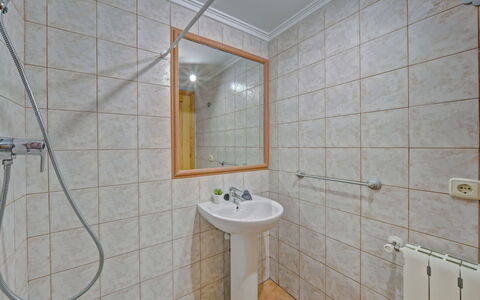 Calpe Calp 1075: Robinet, Miroir, Luminaire Plomberie, Propriété, Évier, Lavabo, Salle De Bains, Bâtiment, Bois
