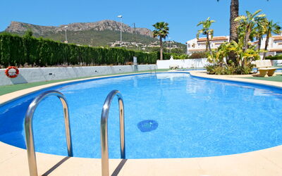 Calpe Calp 1075: L'Eau, Ciel, Propriété, Piscine, Plante, Bleu Azur, Ombre, Bâtiment, Arbre, Plan D'Eau