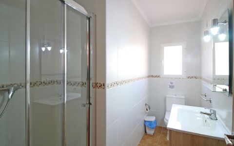 Roma: Propriété, Salle De Bains, Pièce, Bâtiment, Verre, Design Intérieur, Sol, Mur, Architecture, Immobilier