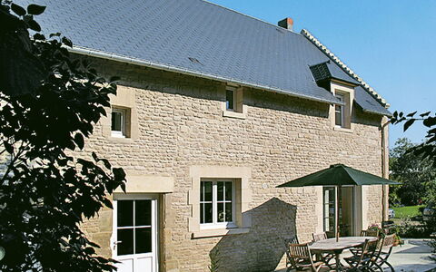 Gîte de L'Epine: Plante, Ciel, Fenêtre, Bâtiment, Maison, Chalet, Siding, Zone Résidentielle, Immobilier