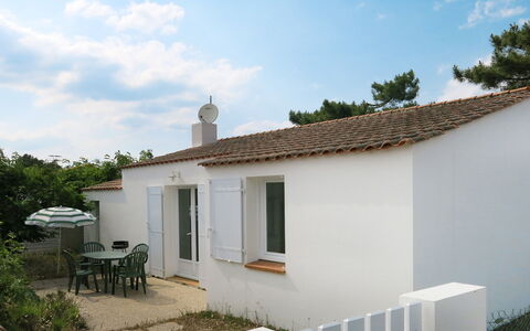 Les Hippocampes: Propriété, Maison, Bâtiment, Domicile, Immobilier, Chalet, Architecture, Façade, Toit, Ciel