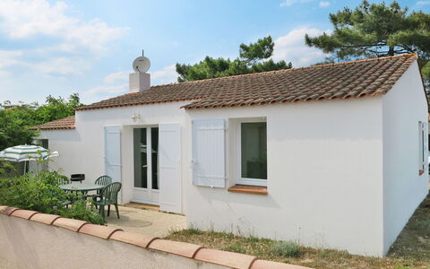 Les Hippocampes: Nuage, Ciel, Plante, Bâtiment, Propriété, Fenêtre, Porte, Maison, Arbre