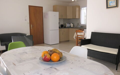 Les Hippocampes: Table, Meubles, Propriété, Cabinetry, Aliments, Bois, Orange, Design Intérieur, Chaise, Confort