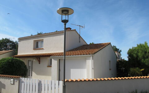 Les Etrilles: Ciel, Plante, Bâtiment, Nuage, Maison, Arbre, Zone Résidentielle, Immobilier, Clôture, Toit