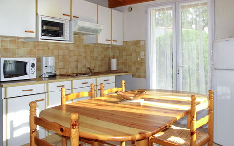 Les Etrilles: Meubles, Pièce, Propriété, Cuisine, Bâtiment, Design Intérieur, Sol, Cabinetry, Table, Salle À Manger