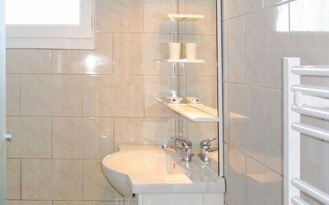Le Maupas: Salle De Bains, Tuile, Propriété, Pièce, Mur, Architecture, Sol, Verre, Marbre, Design Intérieur