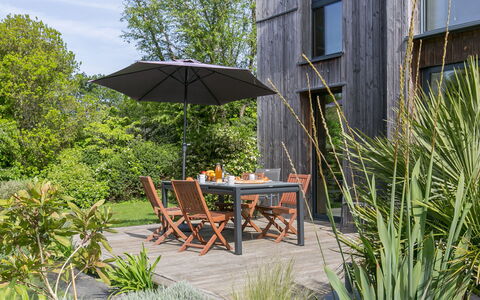 Ty Coat: Plante, Meubles, Propriété, Communauté Des Plantes, Table, Parapluie, Bâtiment, Arbre, Ombre, Mobilier De Jardin