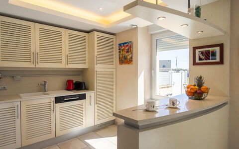 Ty Pors Ar Pagn: Meubles, Design Intérieur, Bois, Sol, Comptoir, Cuisine, Plafond, Cabinetry, Éclairage, Chaise