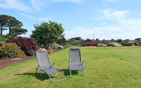 L'Oasis: Propriété, Herbe, Ciel, Pelouse, Chaise, Arbre, Chaise Pliante, Lot Terre, Immobilier, Meubles