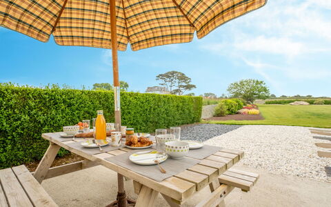 L'Oasis: Table, Plante, Meubles, Ciel, Parapluie, Tableau De Plein Air, Mobilier De Jardin, Ombre, Arbre, Nuage