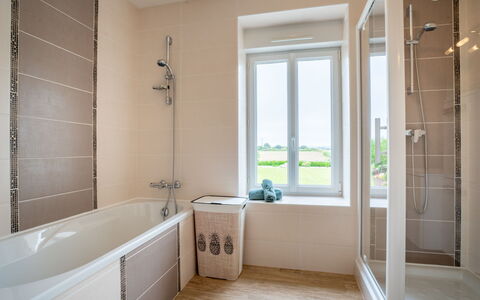 L'Oasis: Baignoire, Propriété, Luminaire Plomberie, Fenêtre, Bois, Design Intérieur, Salle De Bains, Sol, Maison