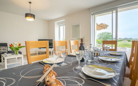 L'Oasis: Meubles, Table, Propriété, Vaisselle, Plante, Fenêtre, Chaise, Vaisselle, Bois, Éclairage