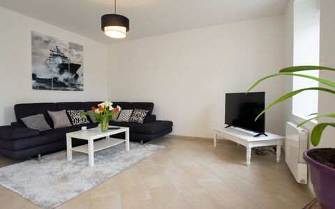 L'Oasis: Meubles, Canapé, Plante D'Appartement, Confort, Bâtiment, Plante, Table, Éclairage, Salon, Fleur