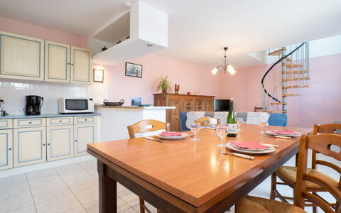 Les Azalées: Meubles, Table, Cabinetry, Propriété, Comptoir, Bois, Chaise, Design Intérieur, Sol, Cuisine
