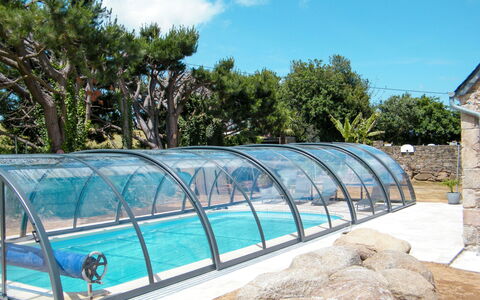 Gîte Triskell: Piscine, Propriété, Loisir, Maison, Immobilier, Verre, Architecture, Bâtiment, Vacances, Rectangle
