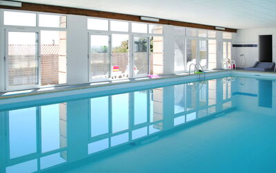 Mimizan 698: L'Eau, Bâtiment, Jour, Fenêtre, Bleu Azur, Ciel, Architecture, Sol, Sol, Piscine