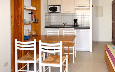 Les Gourbets 698.2: Meubles, Pièce, Propriété, Bâtiment, Design Intérieur, Table, Sol, Maison, Salle À Manger, Cuisine