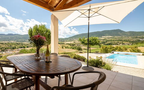 Les Hauts de Jallia: Table, Ciel, Plante, Meubles, Propriété, Chaise, Bleu Azur, Pot De Fleur, Bois, Ombre