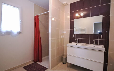 Les Hauts de Jallia: Sol, Luminaire Plomberie, Sol, Lavabo, Salle De Bains, Armoire De Toilette, Évier, Design Intérieur, Plomberie, Robinet