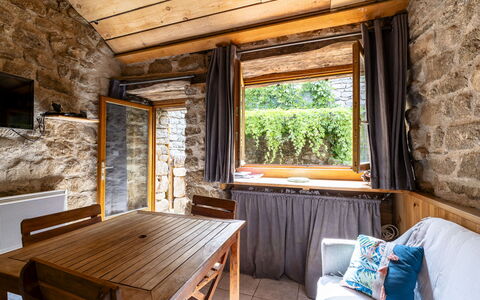 Chassezac: Propriété, Meubles, Table, Bois, Éclairage, Fenêtre, Design Intérieur, Sol, Sol, Dur
