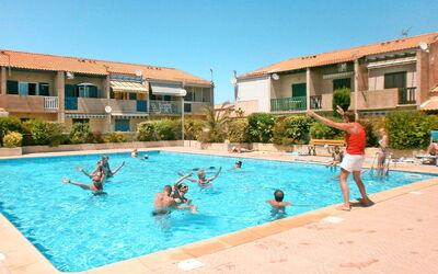 Gruissan 706: Piscine, Loisir, Recours, Centre De Loisirs, Propriété, Vacances, Ville, Bâtiment, Été, Hôtel