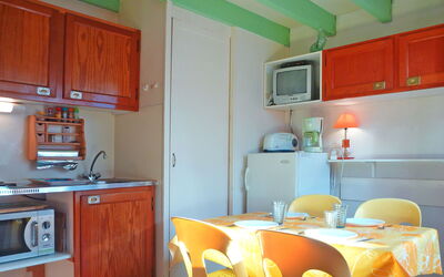 Les Mas de la Plage (Mpe100) 651.1: Pièce, Cuisine, Comptoir, Propriété, Meubles, Orange, Cabinetry, Bâtiment, Design Intérieur, Jaune