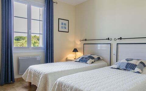 Domaine de Majobert: Propriété, Meubles, Fenêtre, Bleu Azur, Confort, Bois, Ombre, Design Intérieur, Lit