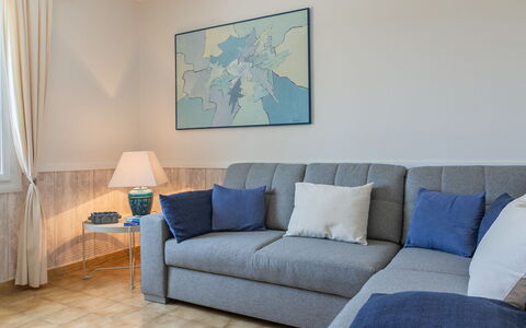 Domaine de Majobert: Meubles, Propriété, Canapé, Bâtiment, Bleu, Bleu Azur, Bois, Design Intérieur, Textile, Table