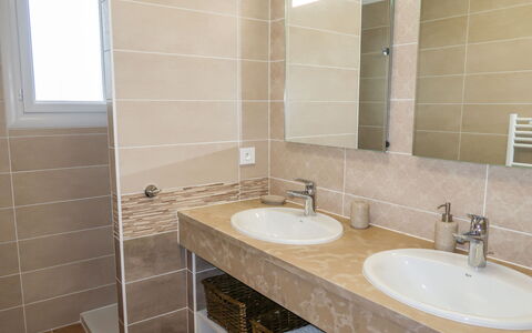 Domaine de Majobert: Miroir, Robinet, Évier, Luminaire Plomberie, Lavabo, Propriété, Salle De Bains, Fenêtre, Design Intérieur, Bois