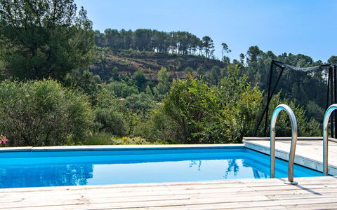 Les Oliviers: L'Eau, Ciel, Propriété, Plante, Piscine, Bleu Azur, Bois, Arbre, Rectangle, Ombre