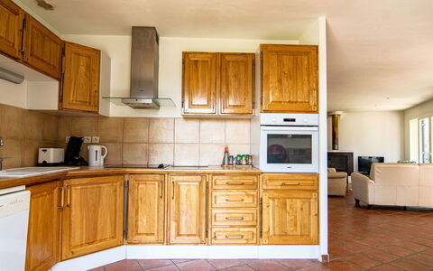 Les Oliviers: Marron, Cabinetry, Comptoir, Meubles, Bâtiment, Tiroir, Évier, Bois, Cuisine, Robinet