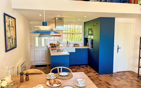 La Maison Bleue: Meubles, Design Intérieur, Sol, Bois, Plafond, Sol, Cuisine, Comptoir, Cabinetry, Luminaire