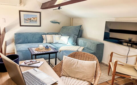 La Maison Bleue: Meubles, Design Intérieur, Bois, Sol, Sol, Pièce, Salon, Canapé, Éclairage, Domicile