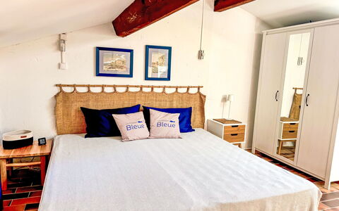 La Maison Bleue: Lit, Meubles, Literie, Chambre, Drap De Lit, Design Intérieur, Linge, Bois, Sol, Sol