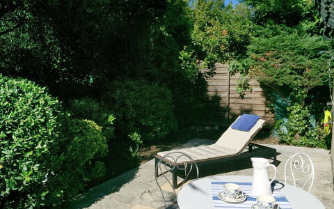 La Maison Bleue: Meubles, Propriété, Jardin, Maison, Arbre, Chaise, Arbuste, Patio, Table, Mobilier De Jardin