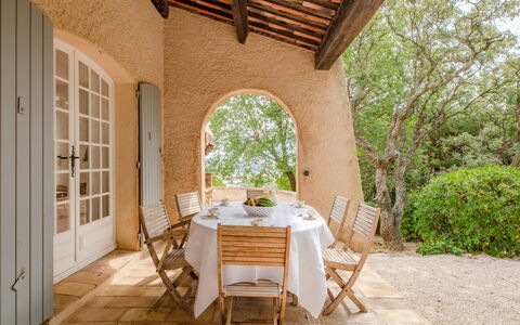 Le Coba: Meubles, Plante, Table, Chaise, Bois, Arbre, Design Intérieur, Ombre, Immobilier, Bâtiment