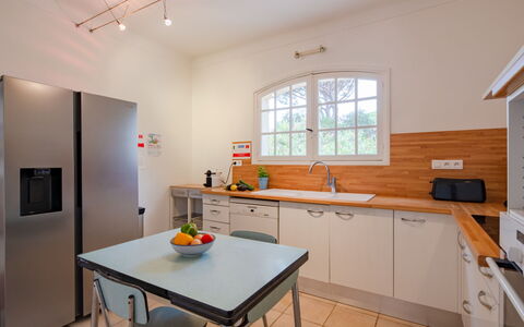 Le Coba: Cabinetry, Robinet, Evier, Évier, Fenêtre, Meubles, Bâtiment, Comptoir, Cuisine