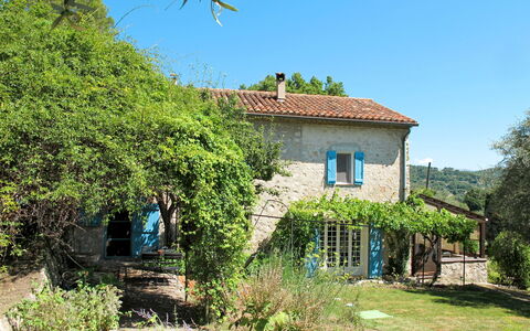 Mas de L'Adrech: Plante, Ciel, Fenêtre, Bâtiment, Communauté Des Plantes, Paysage Naturel, Lot Terre, Maison, Arbre, Chalet