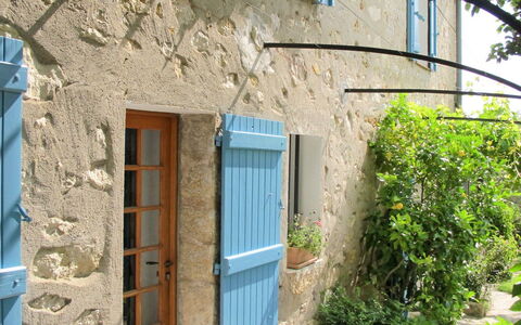 Mas de L'Adrech: Fenêtre, Plante, Bâtiment, Porte, Bleu, Bois, Maison, Surface De La Route, Façade
