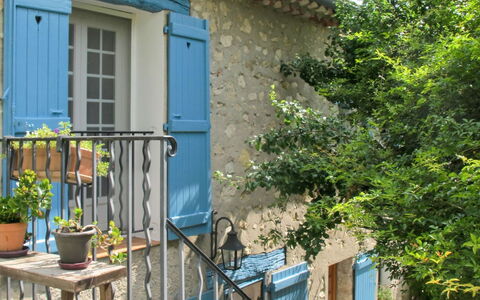 Mas de L'Adrech: Plante, Bâtiment, Propriété, Fenêtre, Ciel, Nuage, Pot De Fleur, Porte, Maison, Chalet