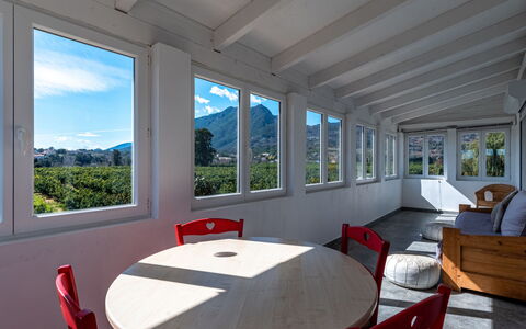 La Cerisaie: Table, Propriété, Meubles, Fenêtre, Ciel, Bâtiment, Ombre, Bois, Design Intérieur, Chaise